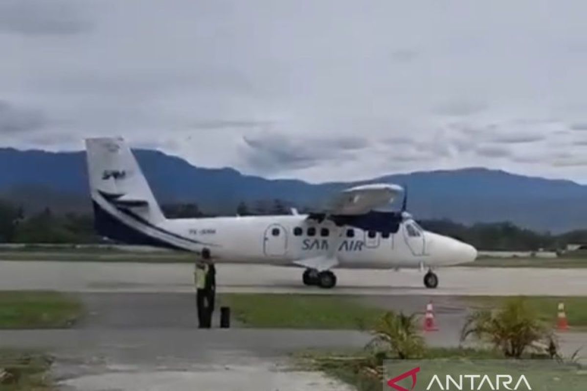 Pesawat tipe Twin Otter melayani penerbangan perintis di dalam di Gorontalo